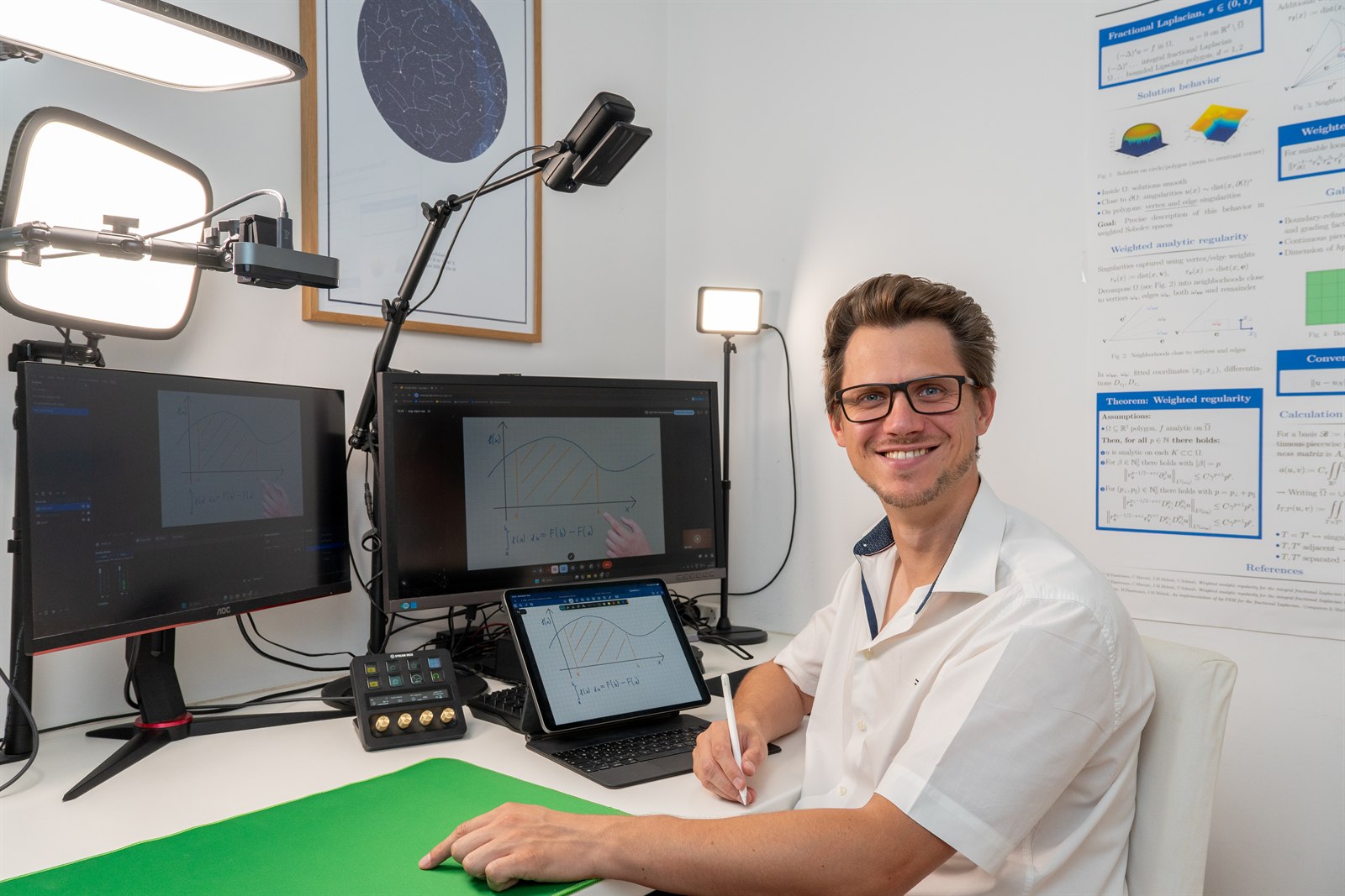 Björn Bahr an seinem technisch ausgestatteten Arbeitsplatz für die Online-Nachhilfe